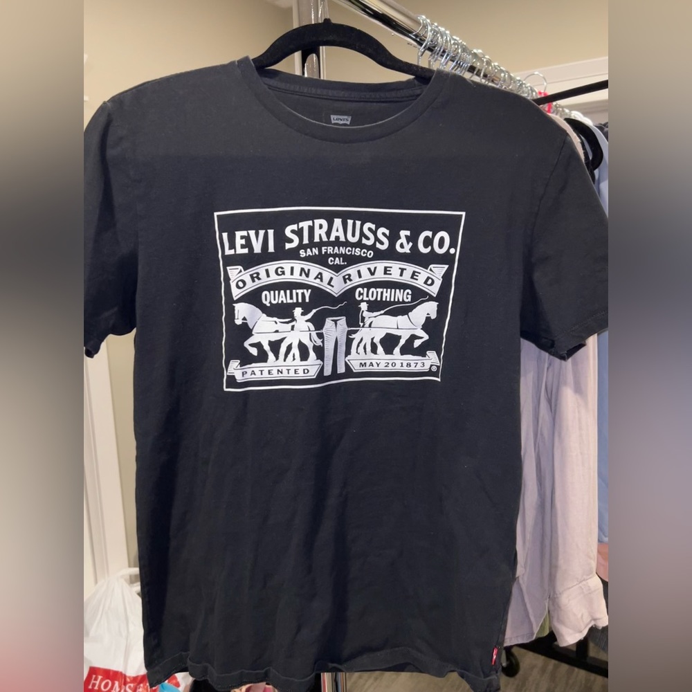 Levi graphic t shirt size medium